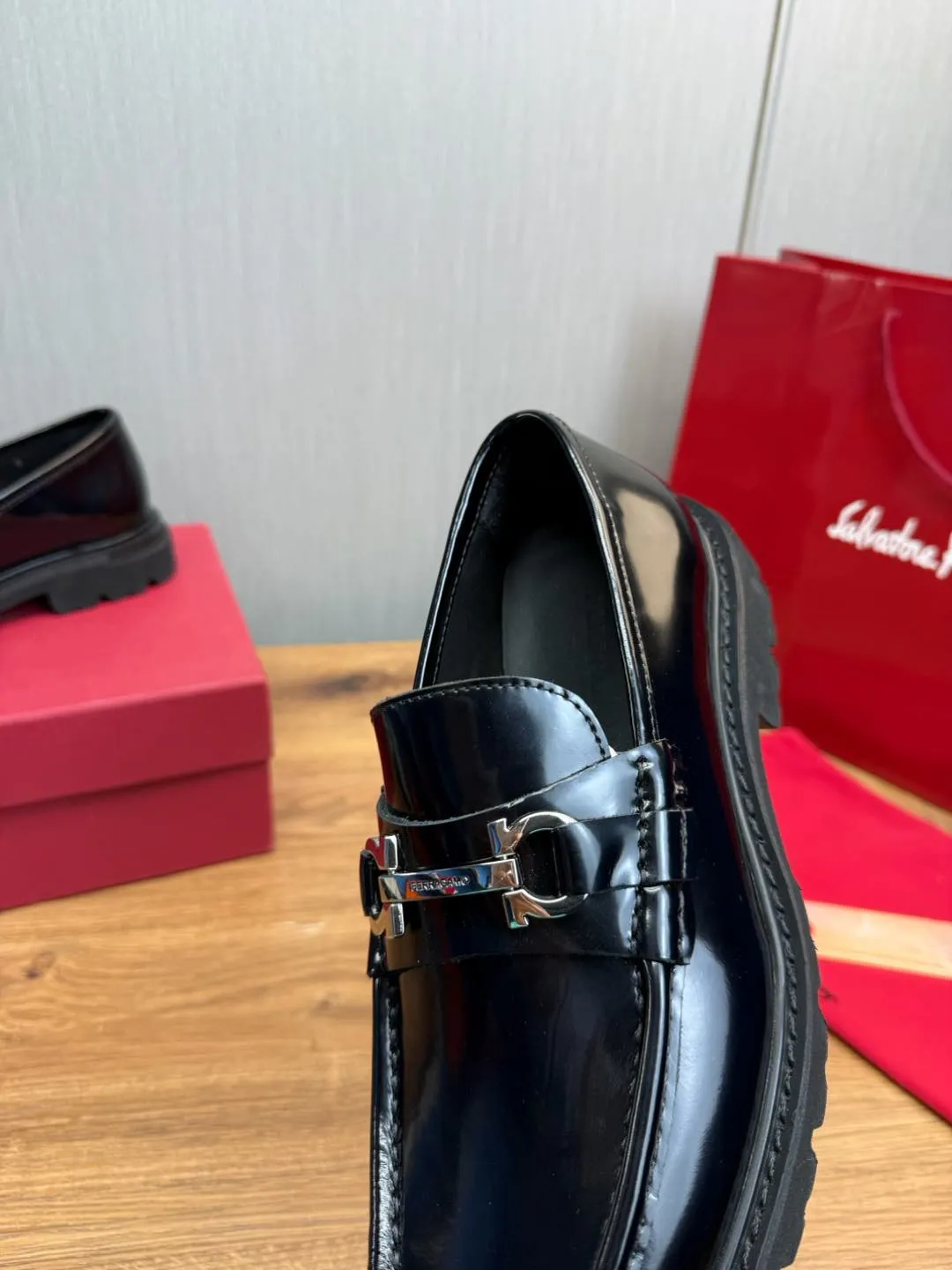 Men's shoes 💰880💰 Ferragamo. [Ferragamo] men's thick-soled loafers, the latest hot style, 1:1 original purchase quality, top quality, imported open-edge beaded cowhide leather on the upper, hand-made three-dimensional stitching highlights the round toe design, the inner foot pads are all imported cowhide, with original lightweight foam outsole, matching code 39-44, (38, 45 custom-made, non-refundable)
